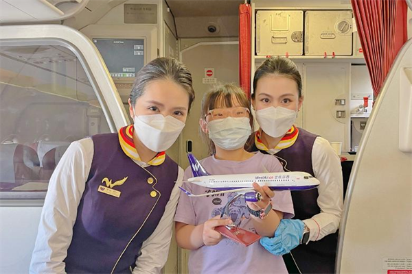 重庆：西部航空旅客在万米高空体验元宵浪漫_fororder_图片1