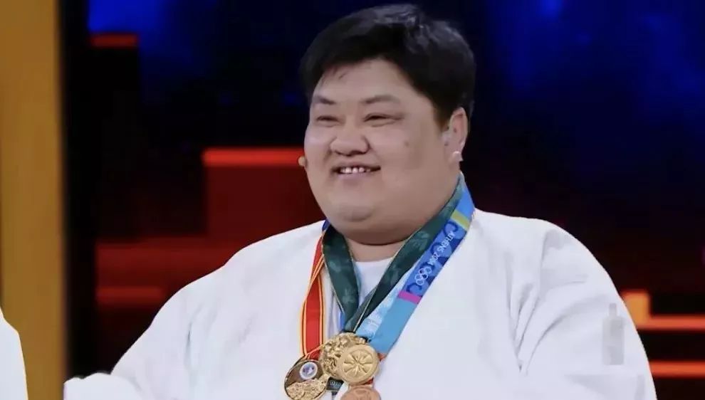 16岁到32岁，他被摔284万次…他的故事值得全中国人知道