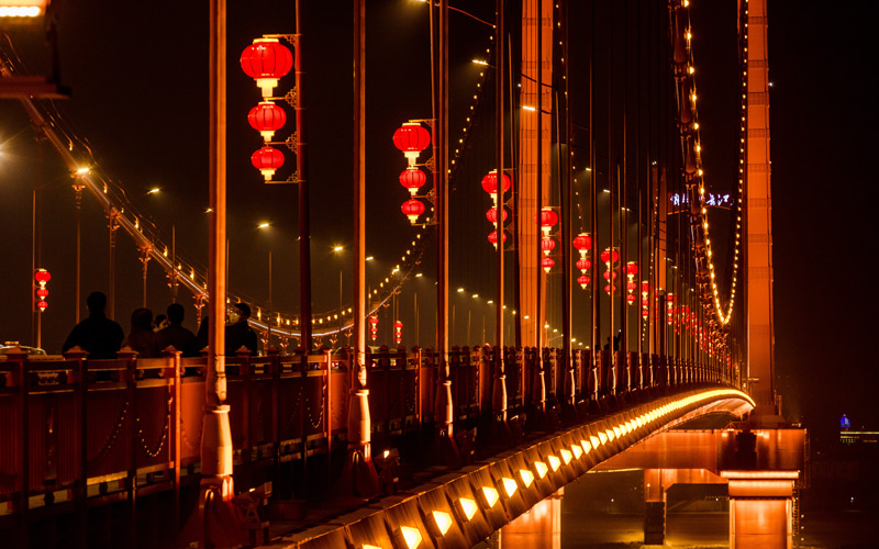 湖北武汉：万盏彩灯喜迎新春 2万余红灯笼点亮江城