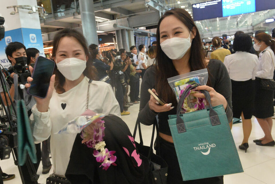泰国副总理到机场欢迎防疫政策调整后首批抵泰中国旅客