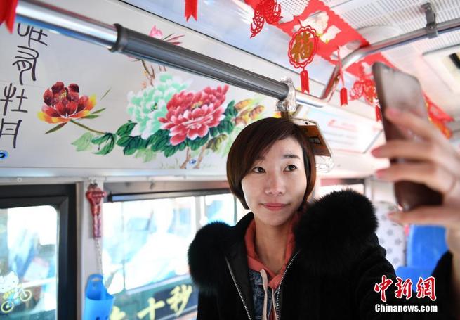 女性運転手 手描きの牡丹でバスに春の装い＝吉林省長春