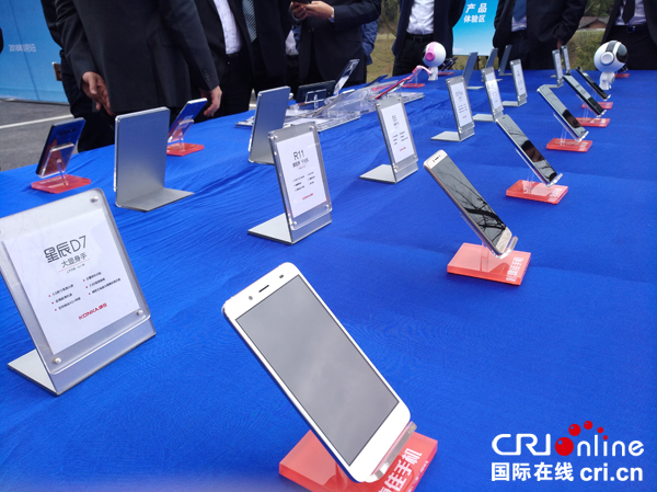 图片默认标题_fororder_展出的智能终端产品--摄影张勇