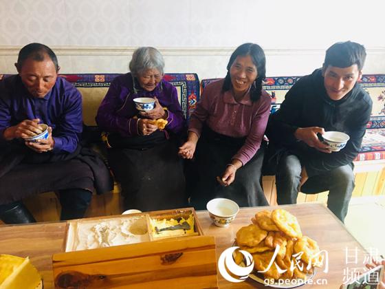 人民网@【脱贫攻坚地方行】甘肃碌曲：锅庄之乡的幸福新舞步