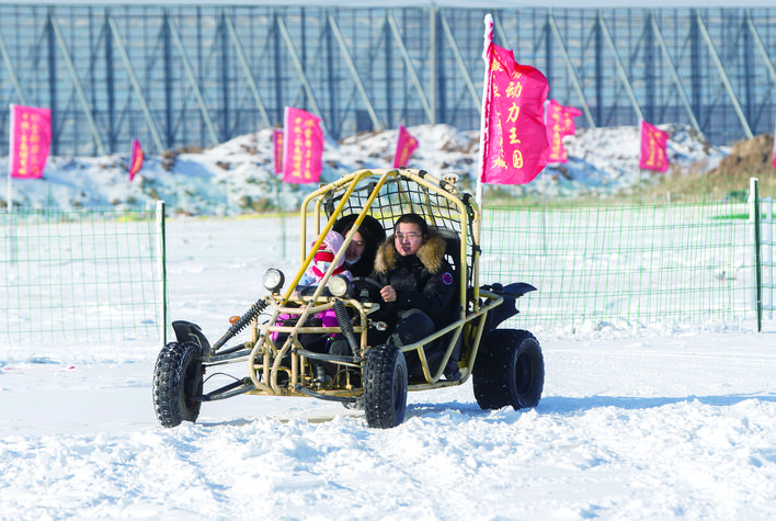 图片默认标题_fororder_大人带着孩子一同感受全地形雪地越野车。