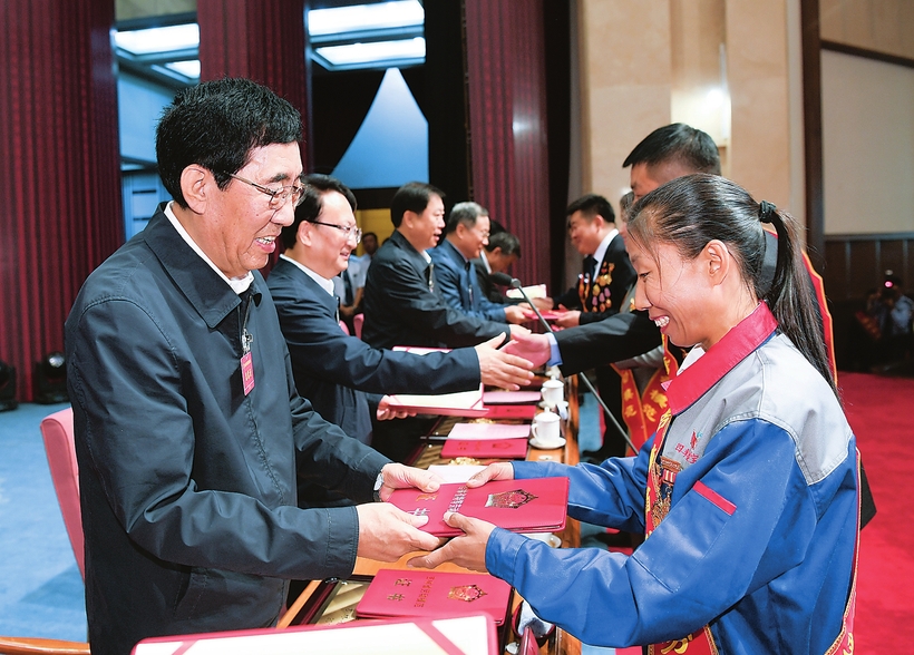 【头条】吉林省劳动模范表彰大会在长春召开