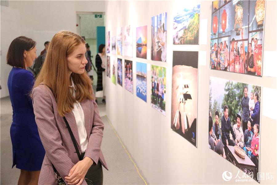 "庆祝新中国成立70周年主题图片展"在哈萨克斯坦开幕