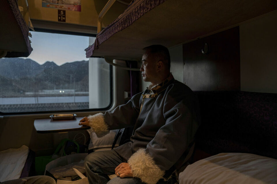 （新华全媒+ 新春走基层）坐上自己曾驾驶的火车，他沿着青藏线回家过年