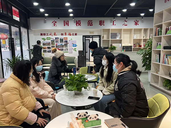 眉山洪雅:“三个要素”为引领 用心打造服务职工阵地_fororder_共建单位职工们在阵地之家聊天-摄影-刘聪