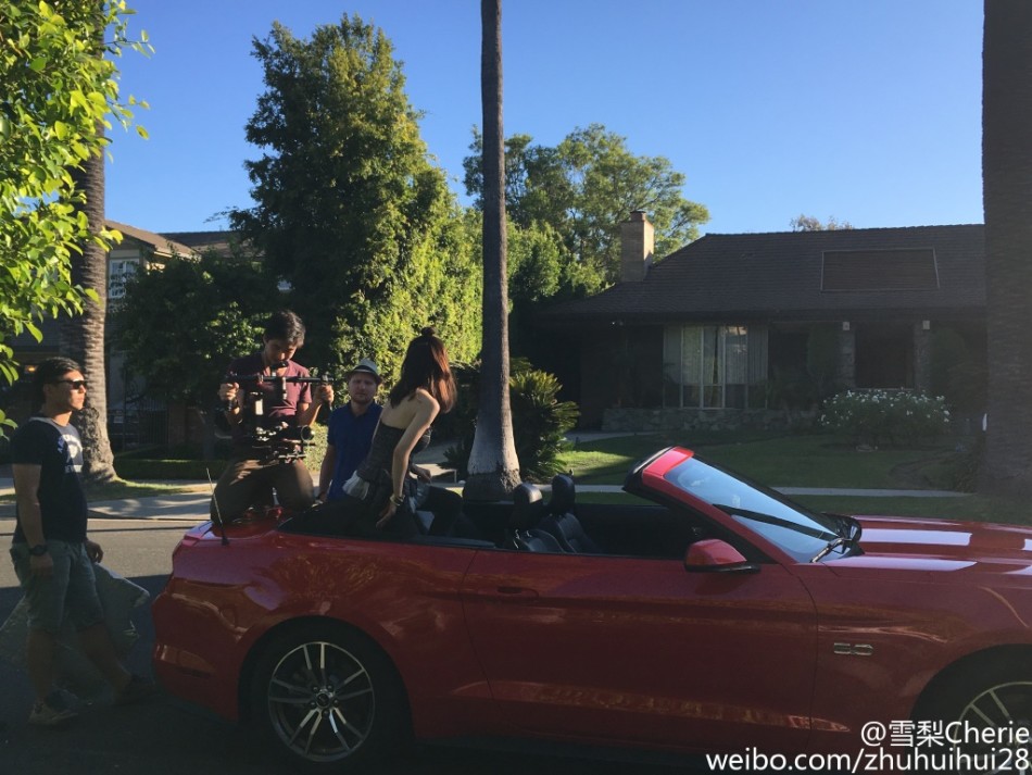 雪梨la坐敞篷豪车拍大片 网友:去抓马蓉