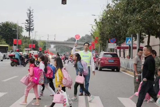 【法制安全】交通安全劝导服务站在重庆永川52个学校落地