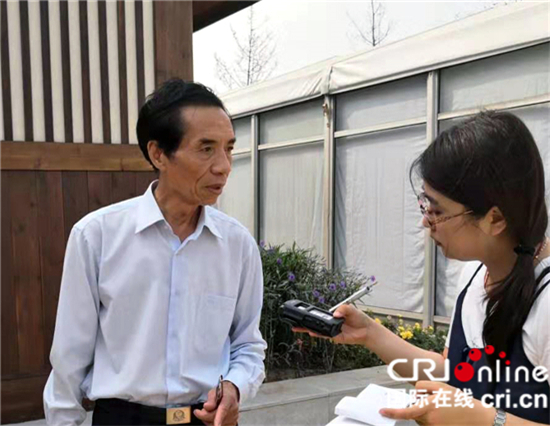 图片默认标题_fororder_胡昇（左）接受记者采访