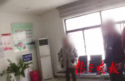 女子看电影时把脚搭在前排抖个不停 闹到最后被拘