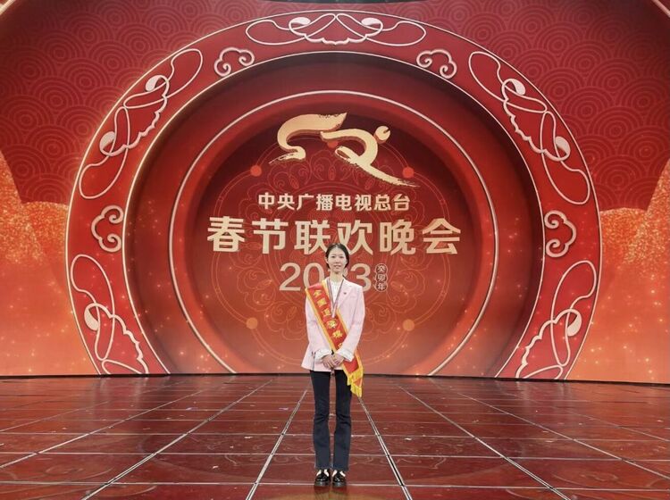 春晚里的宁波故事,是这座城市崇德向善最好的诠释_fororder_c2f79e22-e830-4e54-879d-39ba014ac7fbsize_w_1319_h_985