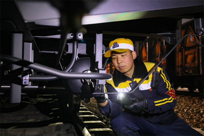 【新春走基层】除夕夜 煤运专线奏响“零点小夜曲”_fororder_图片10