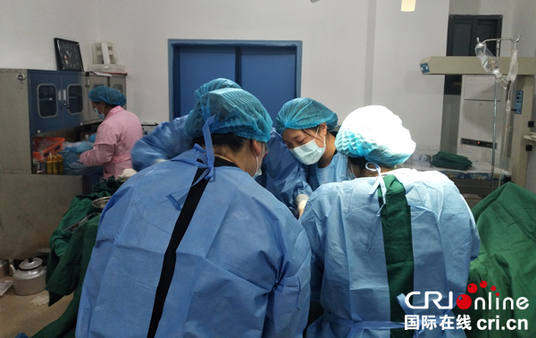 图片默认标题_fororder_曾德玲（中间露脸）正在做手术