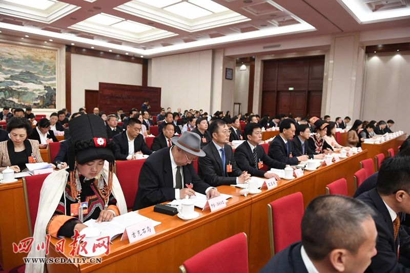 （导航成都，移动端）四川代表团举行全体会议和小组会议 审议《中华人民共和国宪法修正案(草案)》