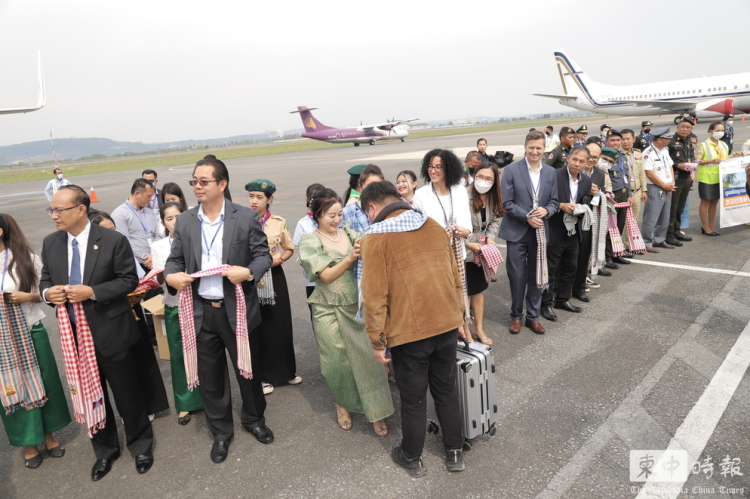 中国优化出入境政策后首批中国游客抵柬埔寨西港，柬高官说中文欢迎