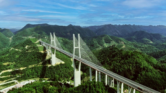 （供稿）中国建设银行提供超7000亿元资金助力贵州高质量发展_fororder_建行贵州省分行贷款支持的云雾大桥。