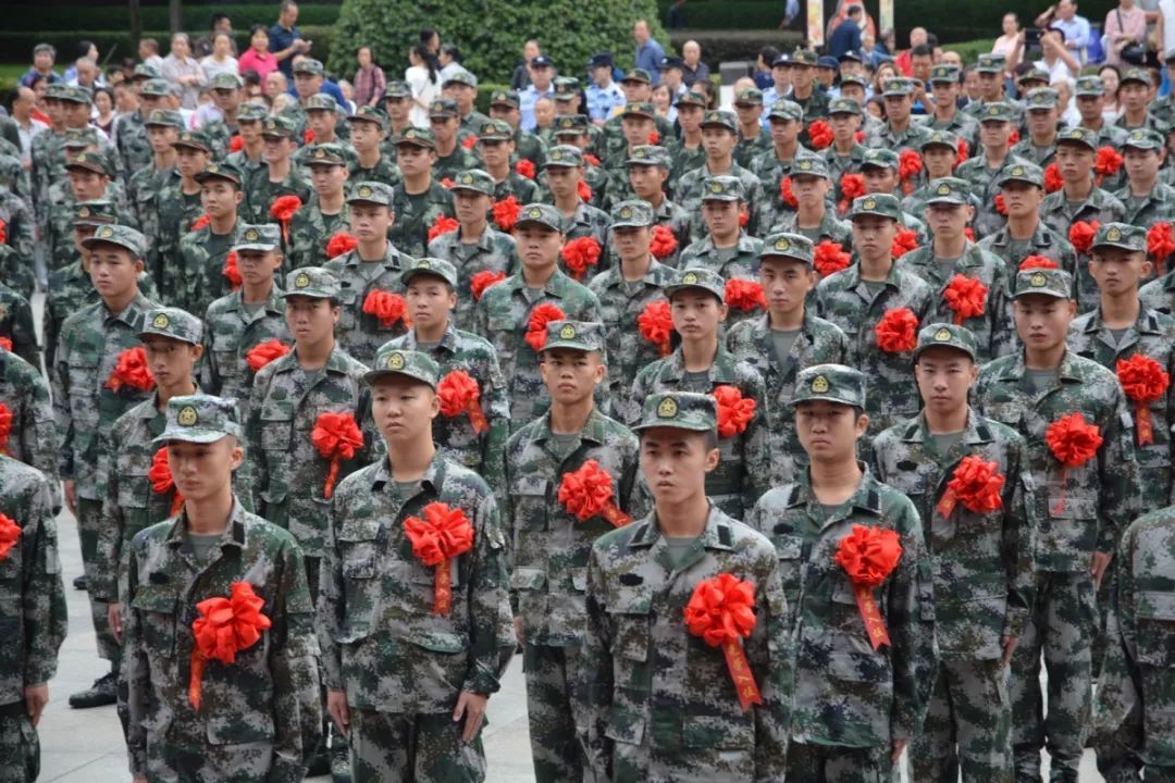 解放军报：给力！新兵出征，全城欢送！