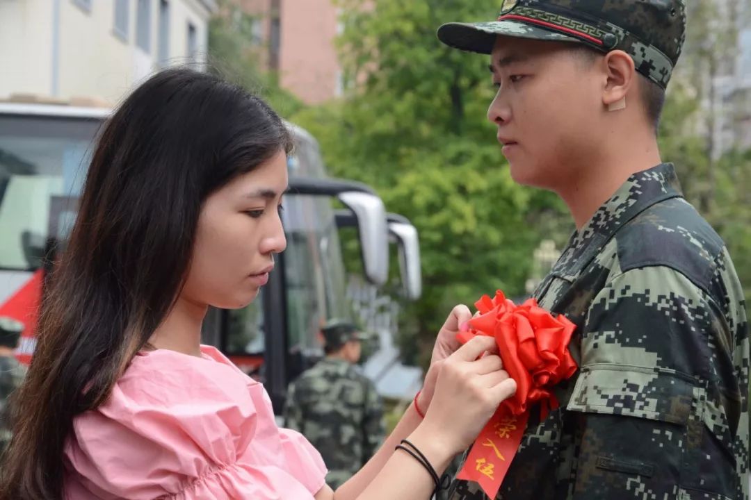 解放军报：给力！新兵出征，全城欢送！