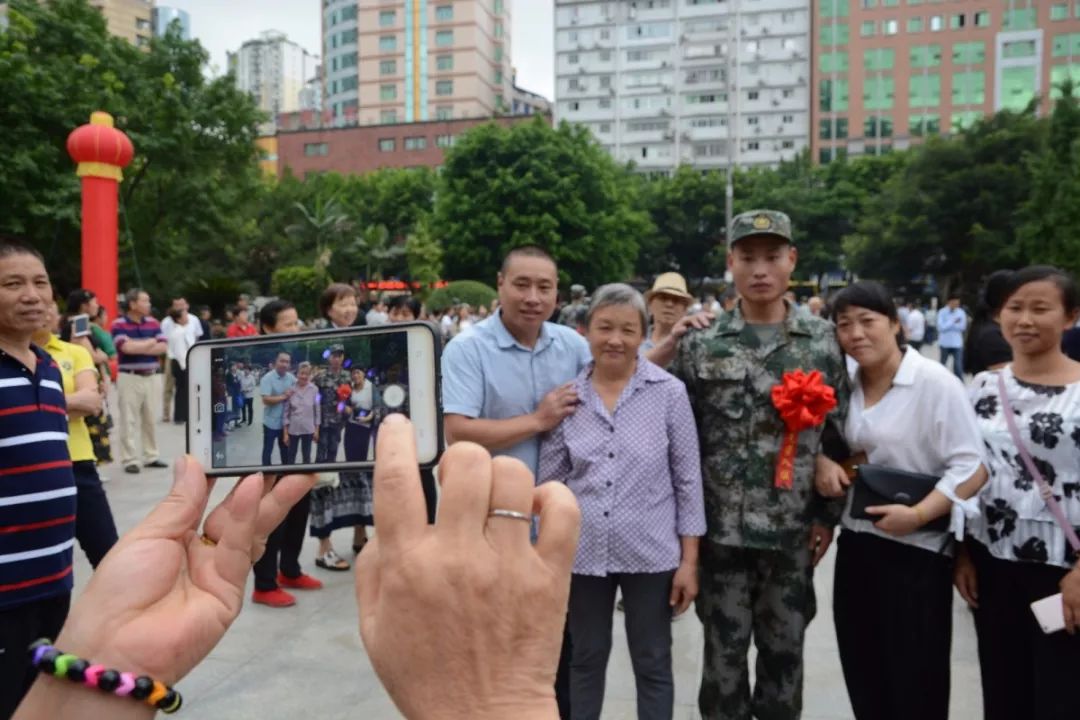 解放军报：给力！新兵出征，全城欢送！