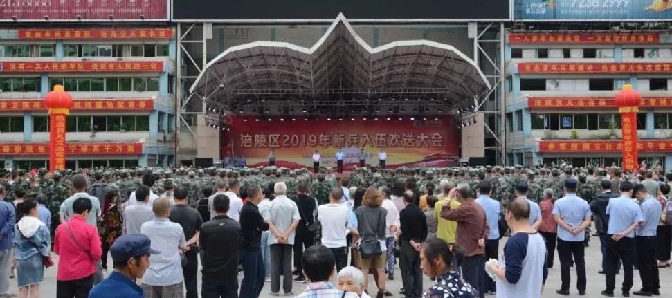 解放军报：给力！新兵出征，全城欢送！