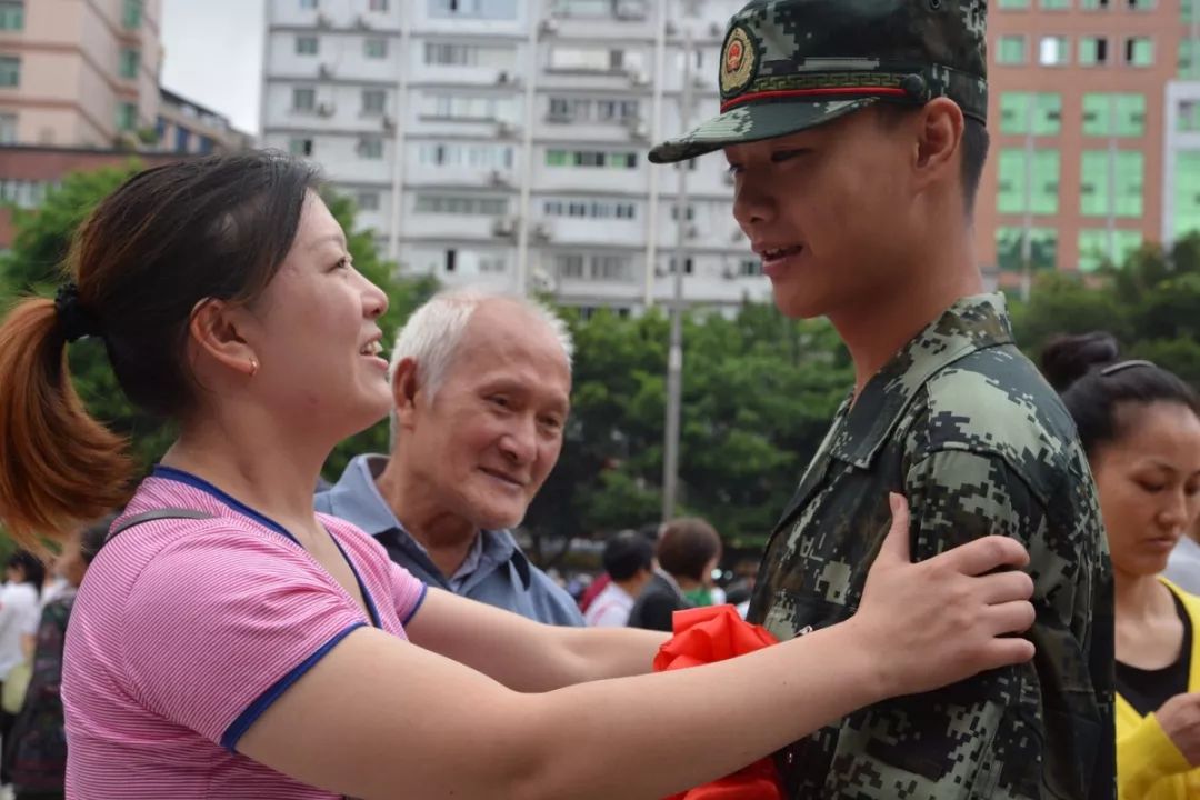 解放军报：给力！新兵出征，全城欢送！