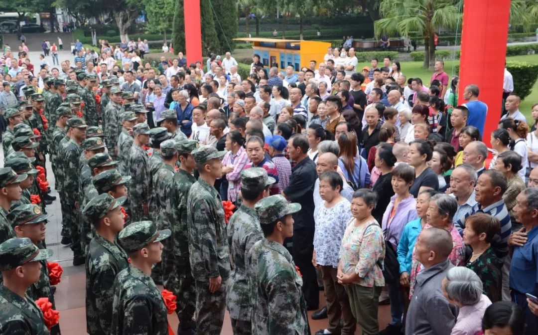 解放军报：给力！新兵出征，全城欢送！