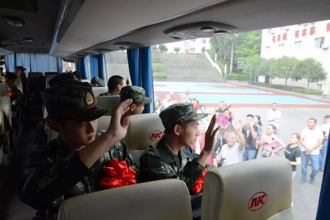 解放军报：给力！新兵出征，全城欢送！