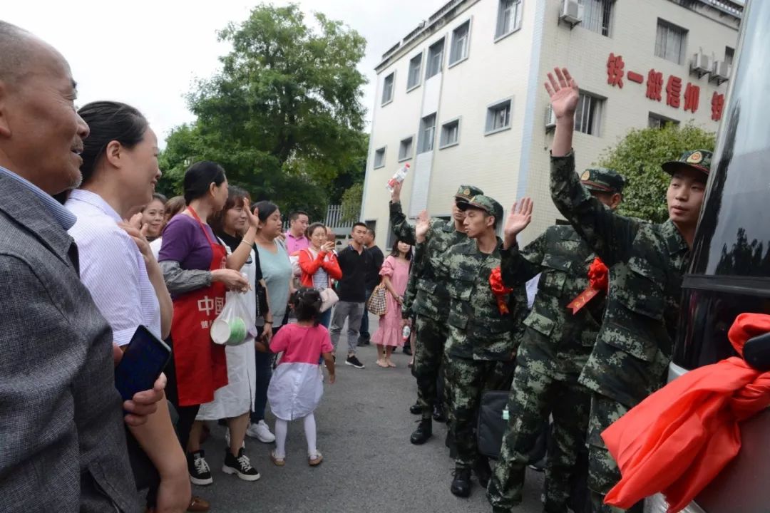 解放军报：给力！新兵出征，全城欢送！