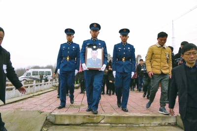 救火英雄5岁儿子追悼会上发问：爸爸咋来这上班了