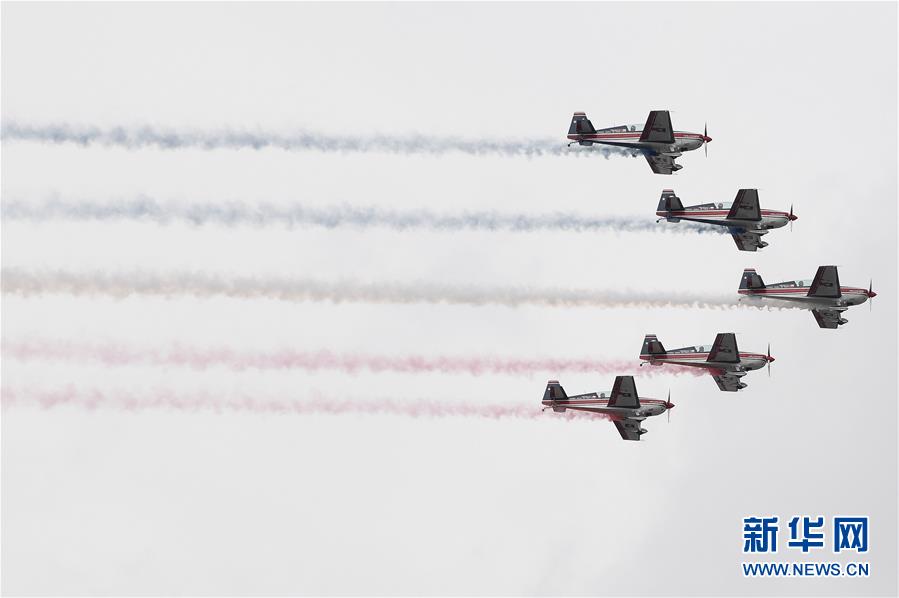 「新华网」智利举行陆军节阅兵式