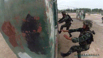 央视新闻：最帅“成人礼”！父母观看武警特战终极考核感动落泪