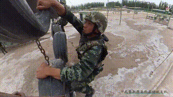 央视新闻：最帅“成人礼”！父母观看武警特战终极考核感动落泪