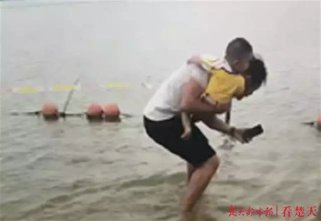 「央视新闻」“硬核奶爸”抱娃跳水救轻生者 孩子非但没哭还“神