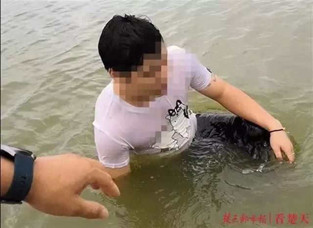 「央视新闻」“硬核奶爸”抱娃跳水救轻生者 孩子非但没哭还“神