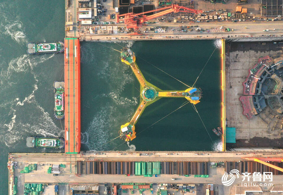 我国首座深远海浮式风电平台“海油观澜号”从青岛启运