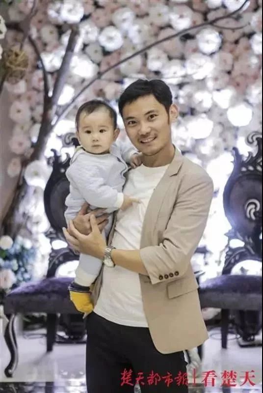 「央视新闻」“硬核奶爸”抱娃跳水救轻生者 孩子非但没哭还“神