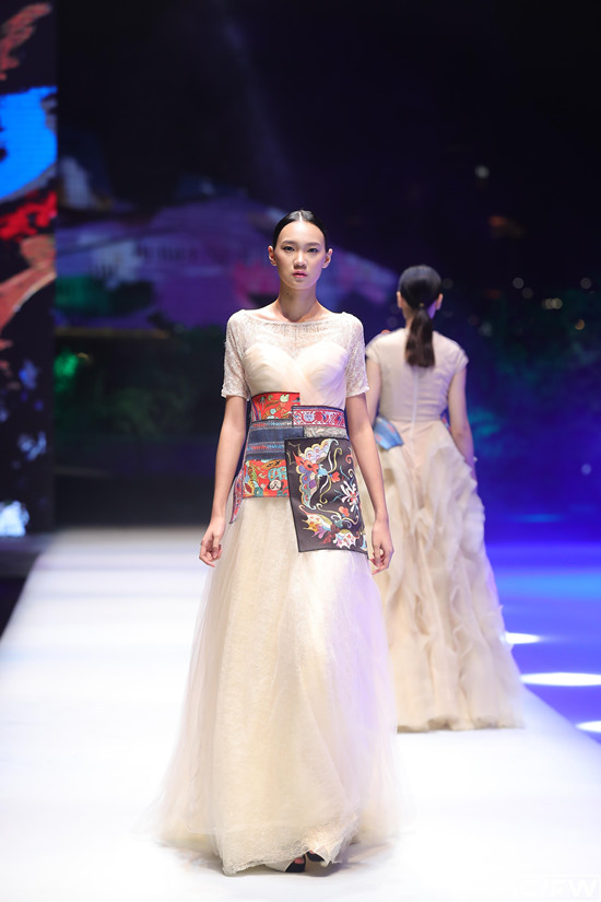 【CRI专稿 列表】2019中国重庆国际时尚周开幕 展示中华服装时尚设计