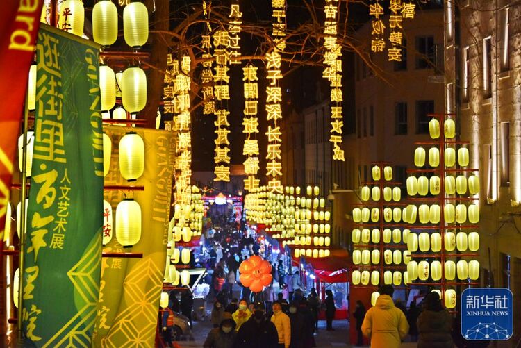 青岛：老街里院赏花灯