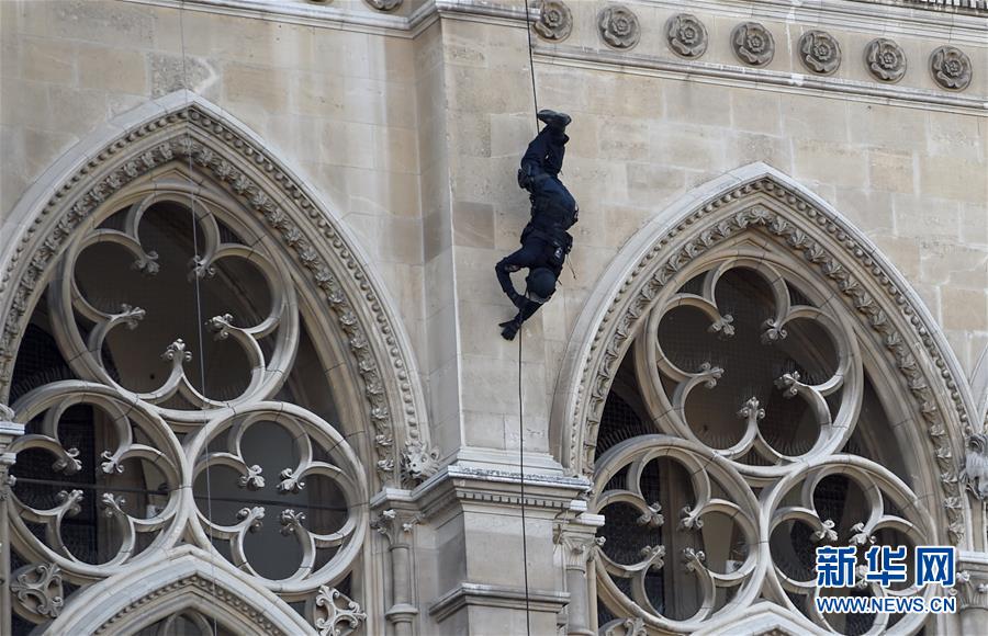 「新华网」维也纳警察成立150周年大巡游