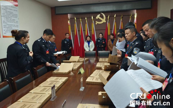 图片默认标题_fororder_翻看文件资料--摄影张勇