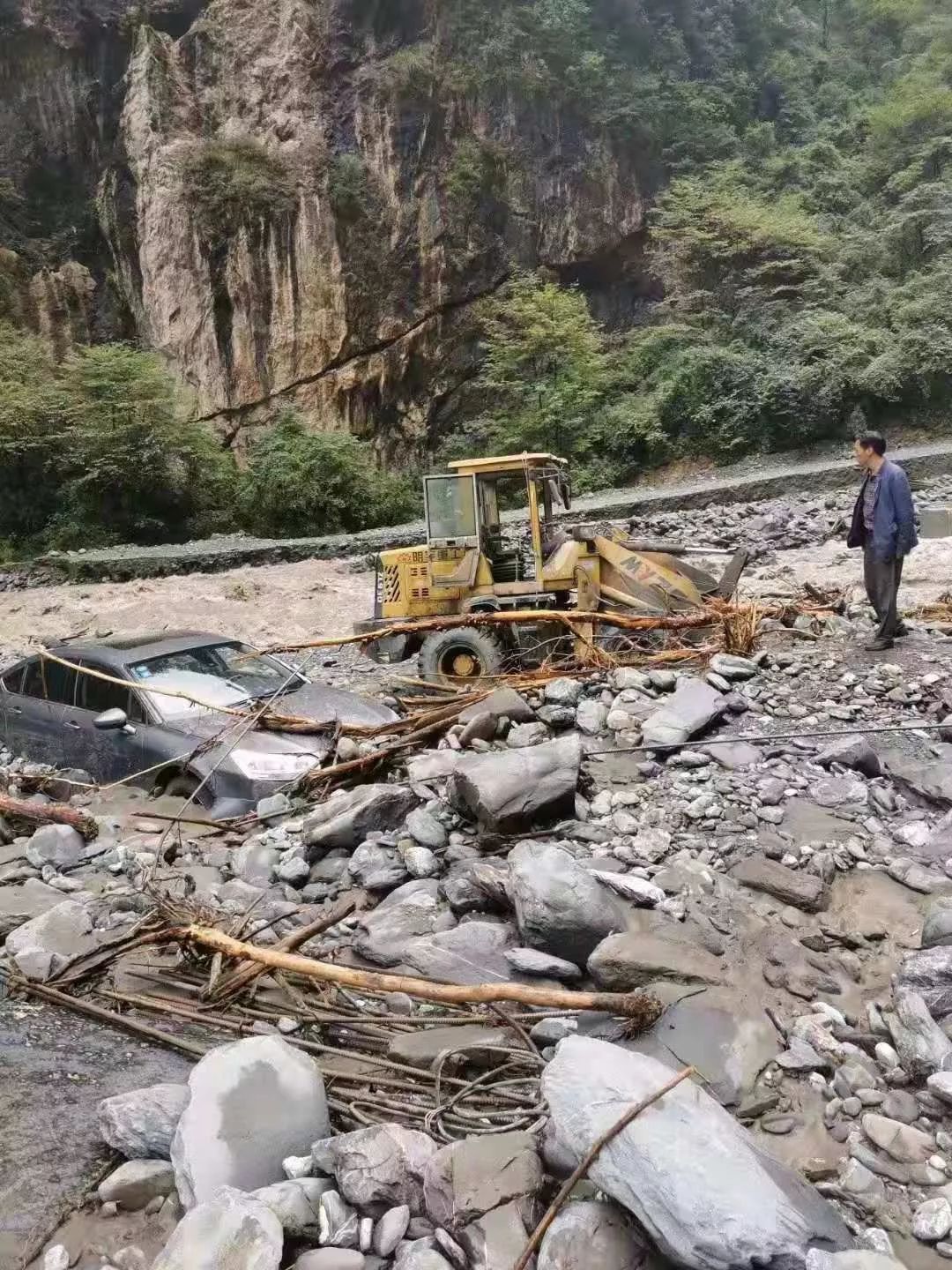 【四川日报】怒赞！在湍急的河水中踩绳索救人！这名书记被群众说