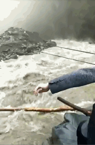 【四川日报】怒赞！在湍急的河水中踩绳索救人！这名书记被群众说