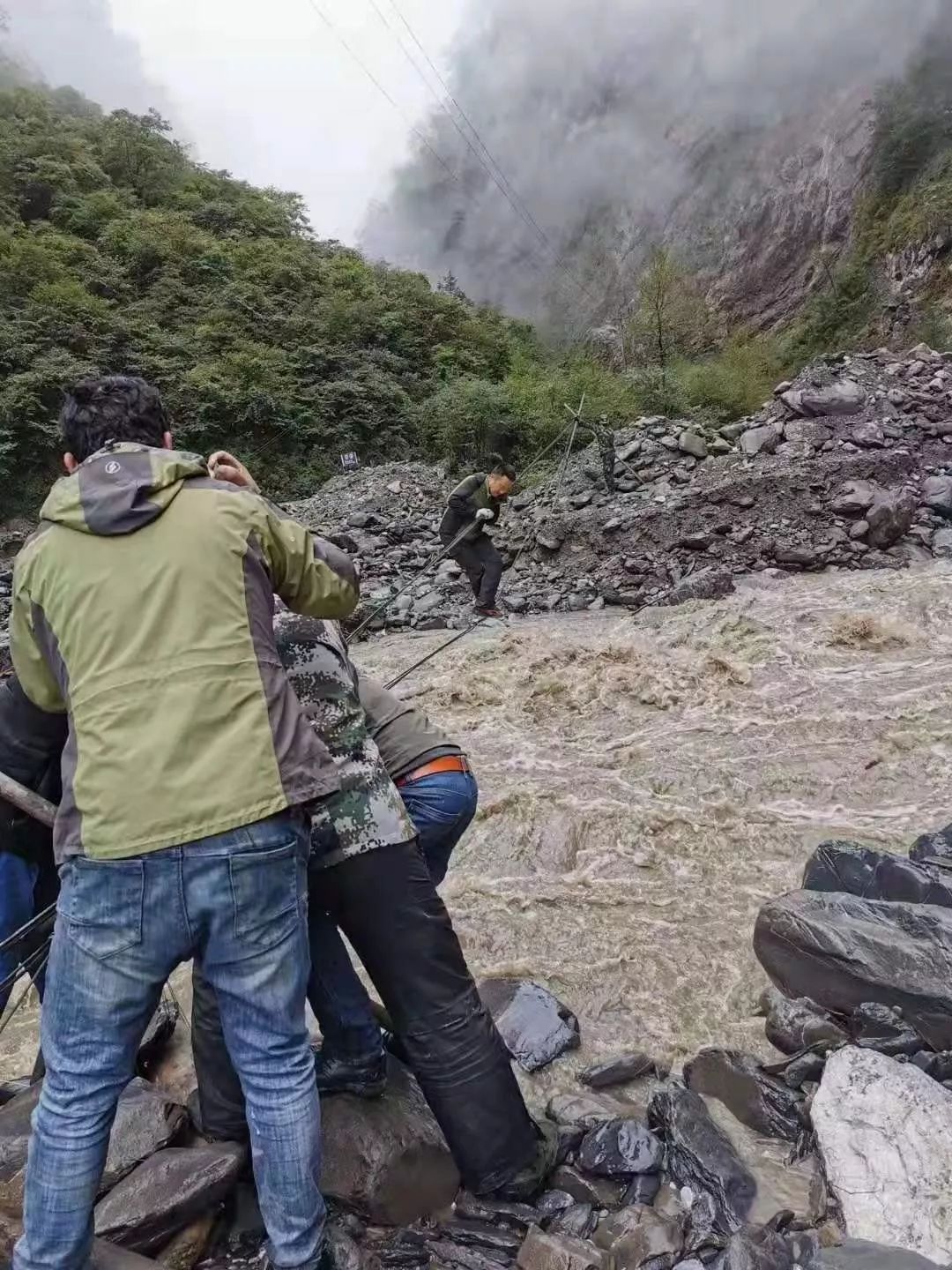 【四川日报】怒赞！在湍急的河水中踩绳索救人！这名书记被群众说