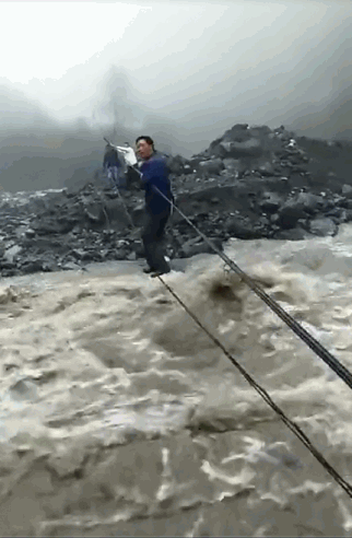 【四川日报】怒赞！在湍急的河水中踩绳索救人！这名书记被群众说