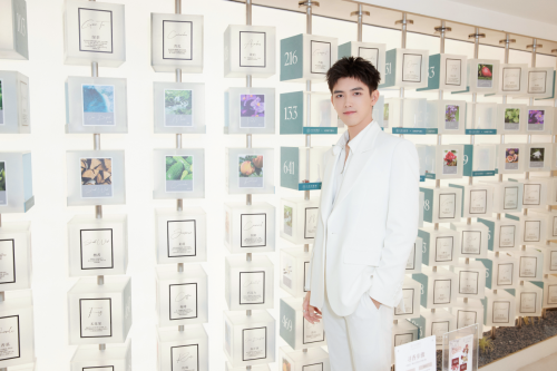 陈飞宇、张子枫新春现身蓉城 闪耀揭幕名创优品全国首家旗舰店 陈飞宇、张子枫新春现身蓉城 闪耀揭幕名创优品全国首家旗舰店