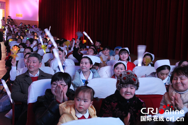 图片默认标题_fororder_观众美美哒享受视听盛宴