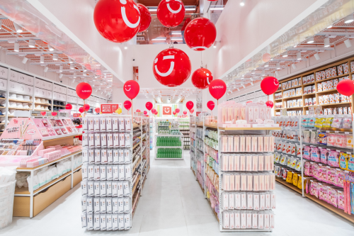 陈飞宇、张子枫新春现身蓉城 闪耀揭幕名创优品全国首家旗舰店 陈飞宇、张子枫新春现身蓉城 闪耀揭幕名创优品全国首家旗舰店