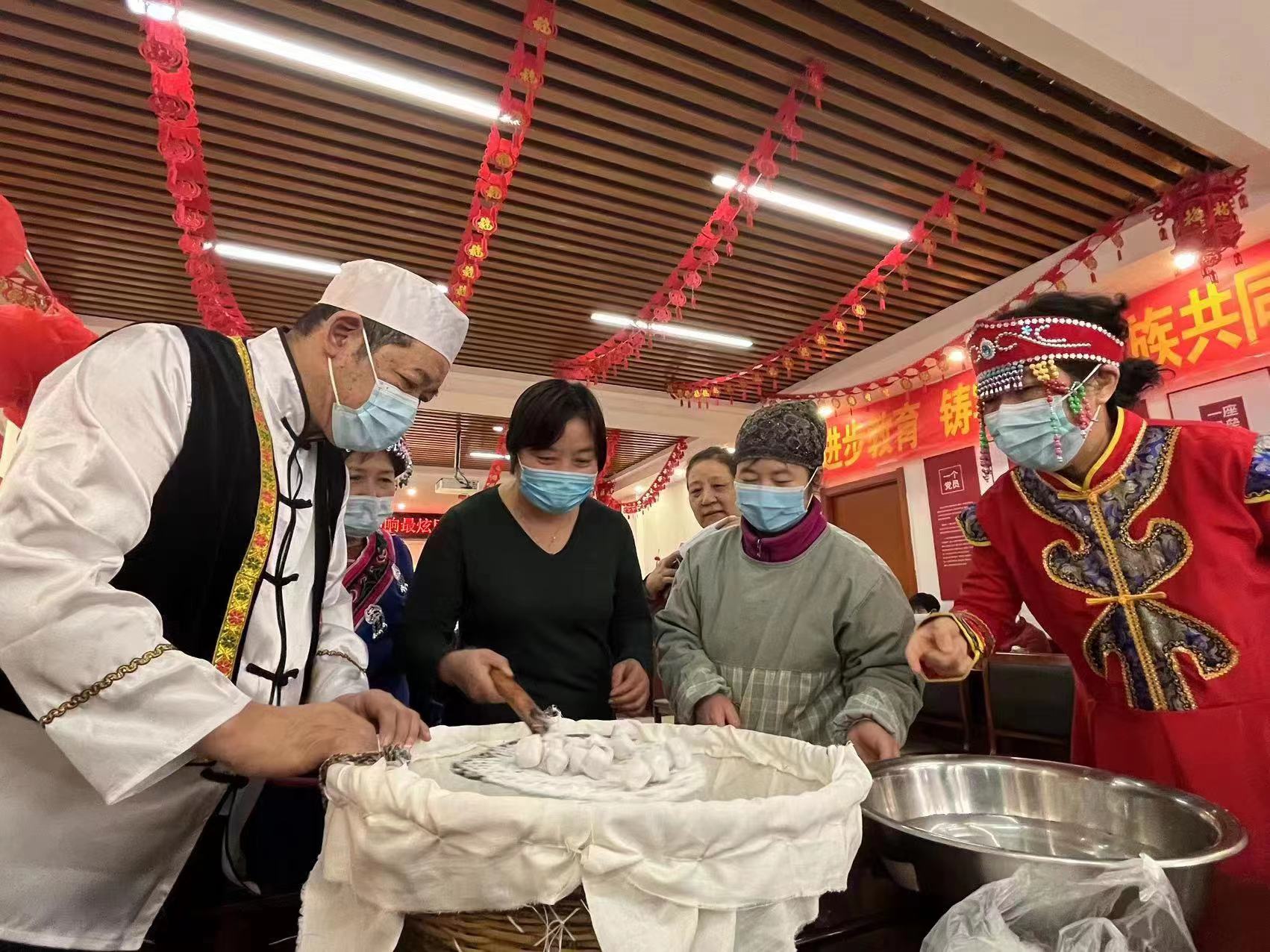 (原创)石家庄市新华区开展多形式活动 欢喜庆元宵_fororder_清真寺街社区居民们在一起做汤圆